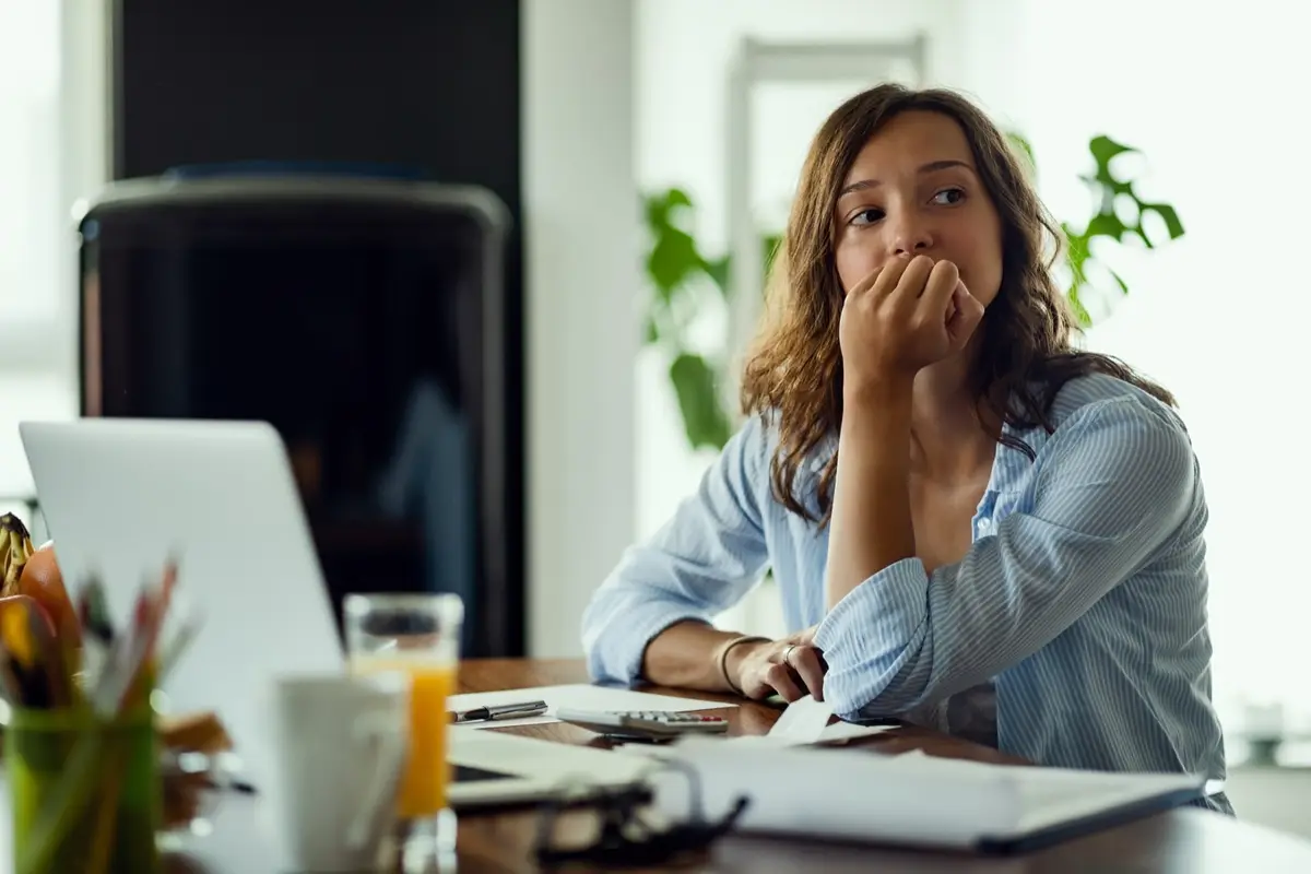 Mujer revisa sus cuentas frente a la computadora