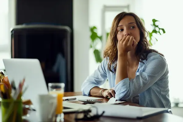 Mujer revisa sus cuentas frente a la computadora
