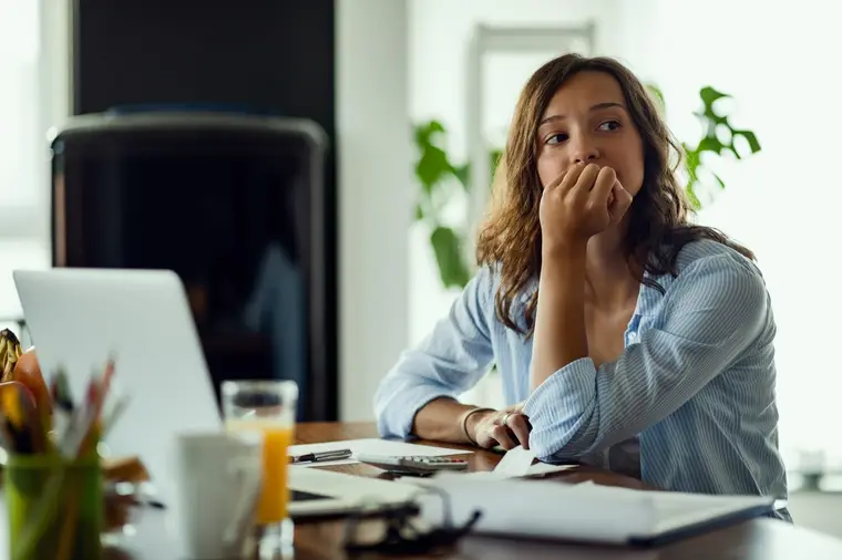 Mujer revisa sus cuentas frente a la computadora